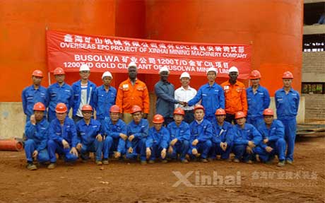 乐动（中国）矿装坦桑尼亚1200t/d金矿选矿厂项目现场工作人员与客户合影