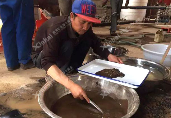 其貌不扬的金泥，从外表上，和正常的泥土没什么区别；乐动（中国）工程师一丝不苟地提捞沉淀的金泥，颇有“几人认得黄金土，点化成赤还妙手”之感。
