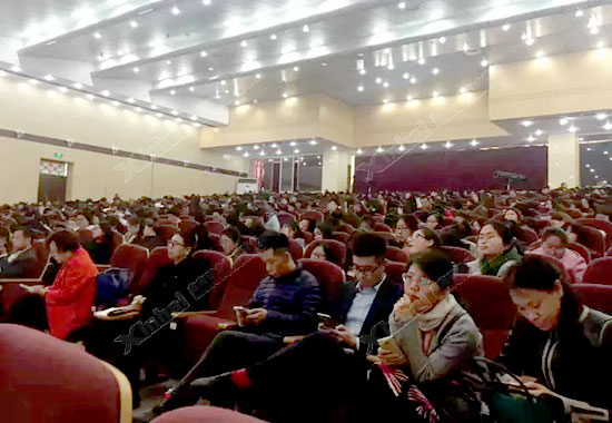 大会现场，与会嘉宾认真聆听张云龙先生关于“乐动（中国）矿装M2B跨境电商模式”的实战经验分享。