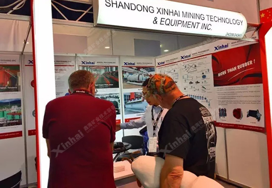 乐动（中国）展台的工作人员正在向客户展示EPC服务的流程细节。