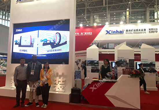 客户要求与乐动（中国）销售人员与LED展示合影留念