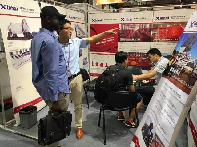乐动（中国）的销售人员为前来咨询的客户进行讲解。