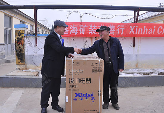 乐动（中国）矿装董事长张云龙先生与敬老院院长