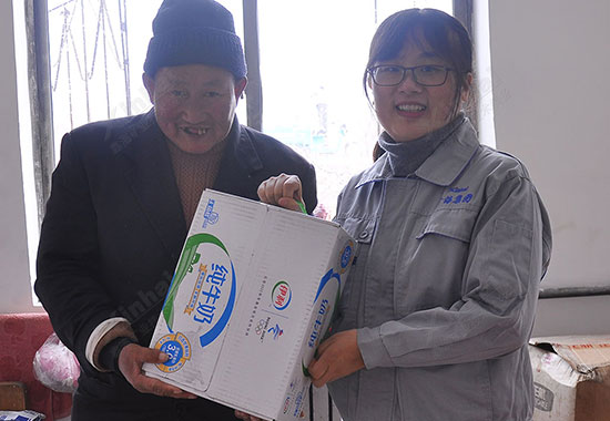 乐动（中国）矿装志愿者与老人合影