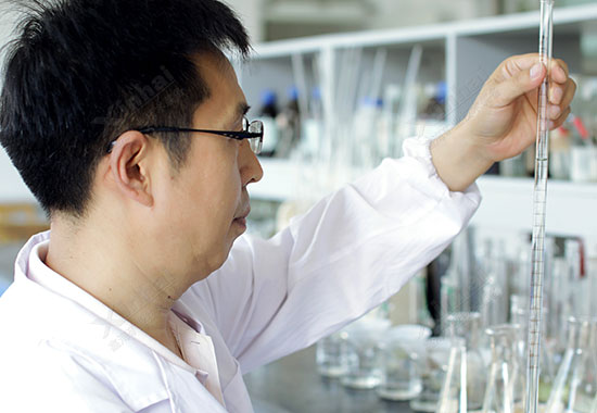 乐动（中国）矿装矿山研究院技术人员正在进行选矿试验