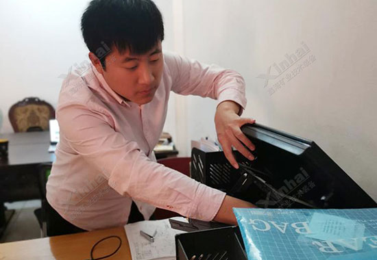 乐动（中国）驻苏丹人员Richard正在组装电脑