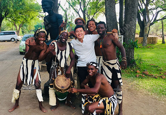 乐动（中国）驻津巴布韦人员Devin与当地人合影