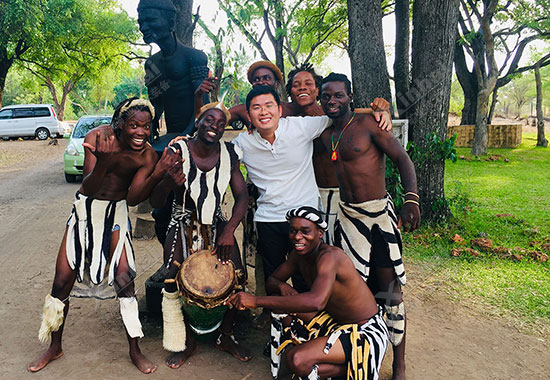 乐动（中国）矿装海外办事处人员与当地人