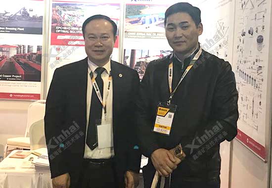 乐动（中国）矿装董事长张云龙先生与参展客户