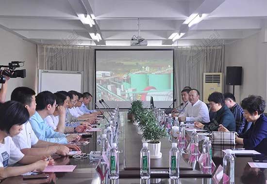 乐动（中国）矿装董事长张云龙先生作工作汇报