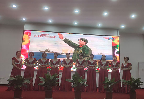 乐动（中国）人歌唱《太阳最红，毛主席最亲》