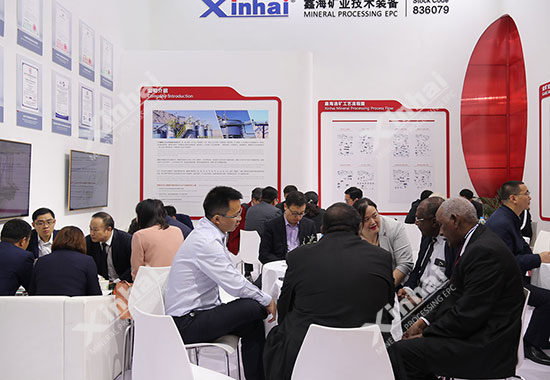 乐动（中国）矿装展位前来咨询的客户