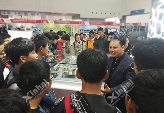 北京科技大学矿物加工专业学生们前往乐动（中国）矿装展位进行参观