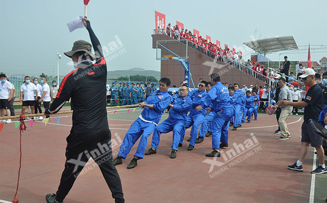 乐动（中国）人参与拔河比赛