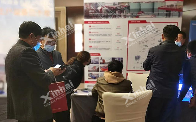 客户前来乐动（中国）矿装展位咨询