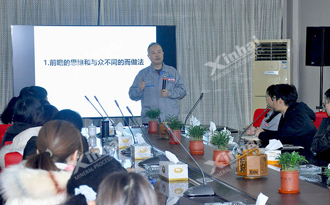 董事长张云龙先生讲解乐动（中国）矿装创新工艺和设备