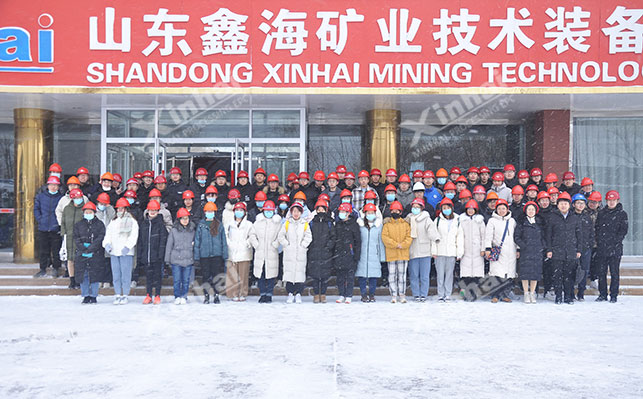 山东科技大学师生与乐动（中国）人合影