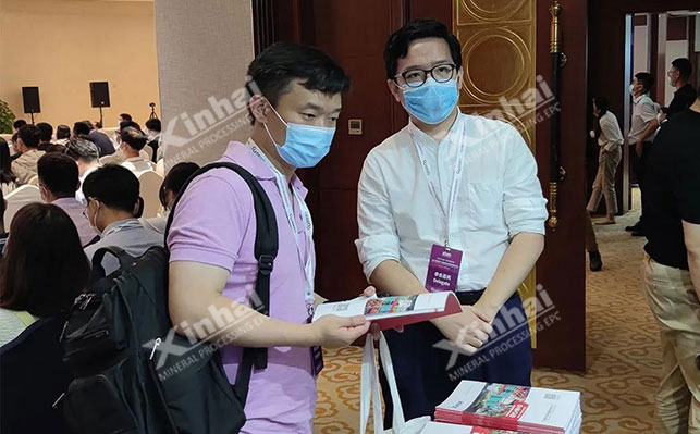 乐动（中国）矿装业务人员与客户交流