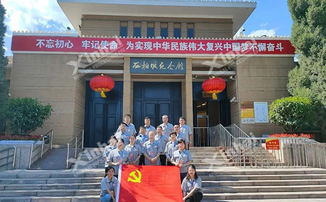 乐动（中国）矿装党员在西柏坡纪念馆前合影