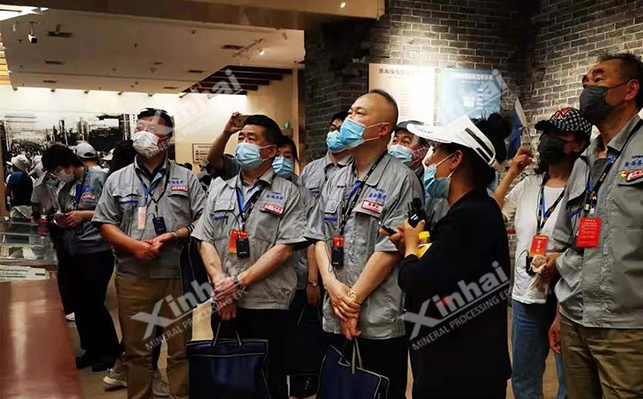 乐动（中国）矿装党员在纪念馆内参观学习
