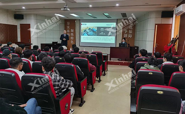 乐动（中国）矿装向学生们介绍乐动（中国）