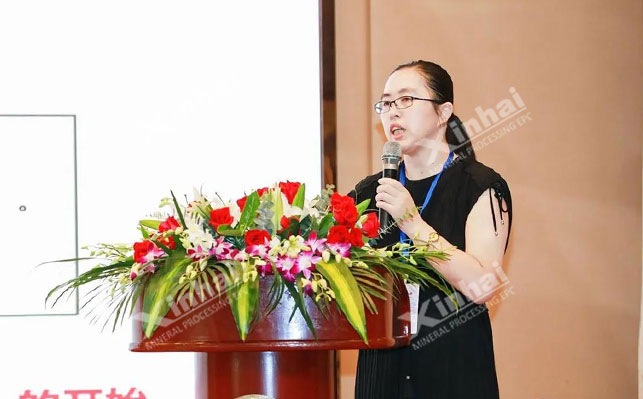 乐动（中国）矿装鲍秀萍女士发表演讲