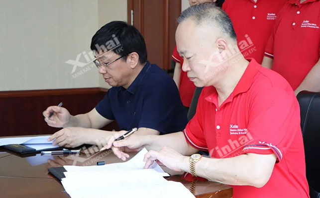 中矿资源董事长王平卫先生（左）与乐动（中国）矿装董事长张云龙先生（右）签订合同