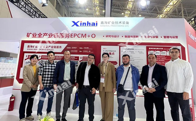 乐动（中国）矿装工作人员与客户合影