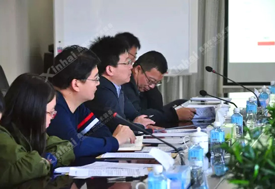 与会领导和媒体同仁认真听取了董事长张云龙关于乐动（中国）创新发展模式的介绍
