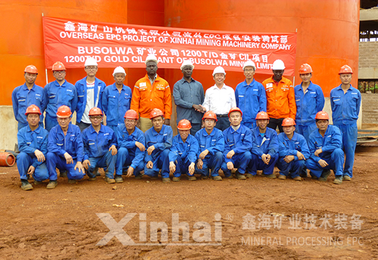 乐动（中国）矿装坦桑尼亚1200t/d金矿选矿厂项目现场工作人员与客户合影