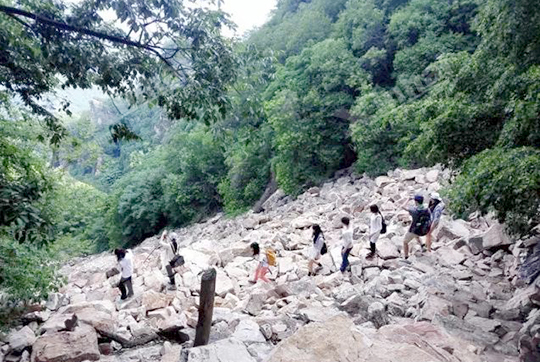 乐动（中国）人挑战九山顶下山路
