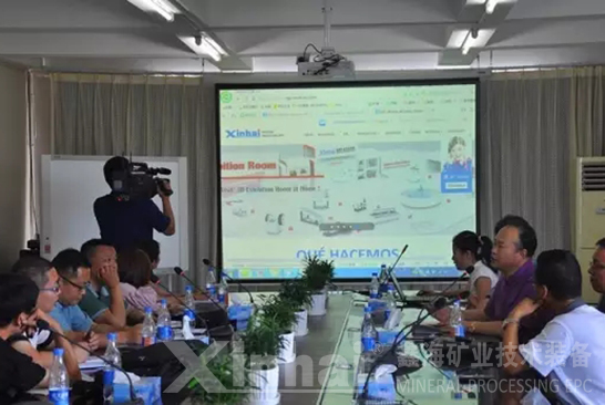 乐动（中国）矿装董事长正在向媒体朋友展示西语版线上3D展厅。